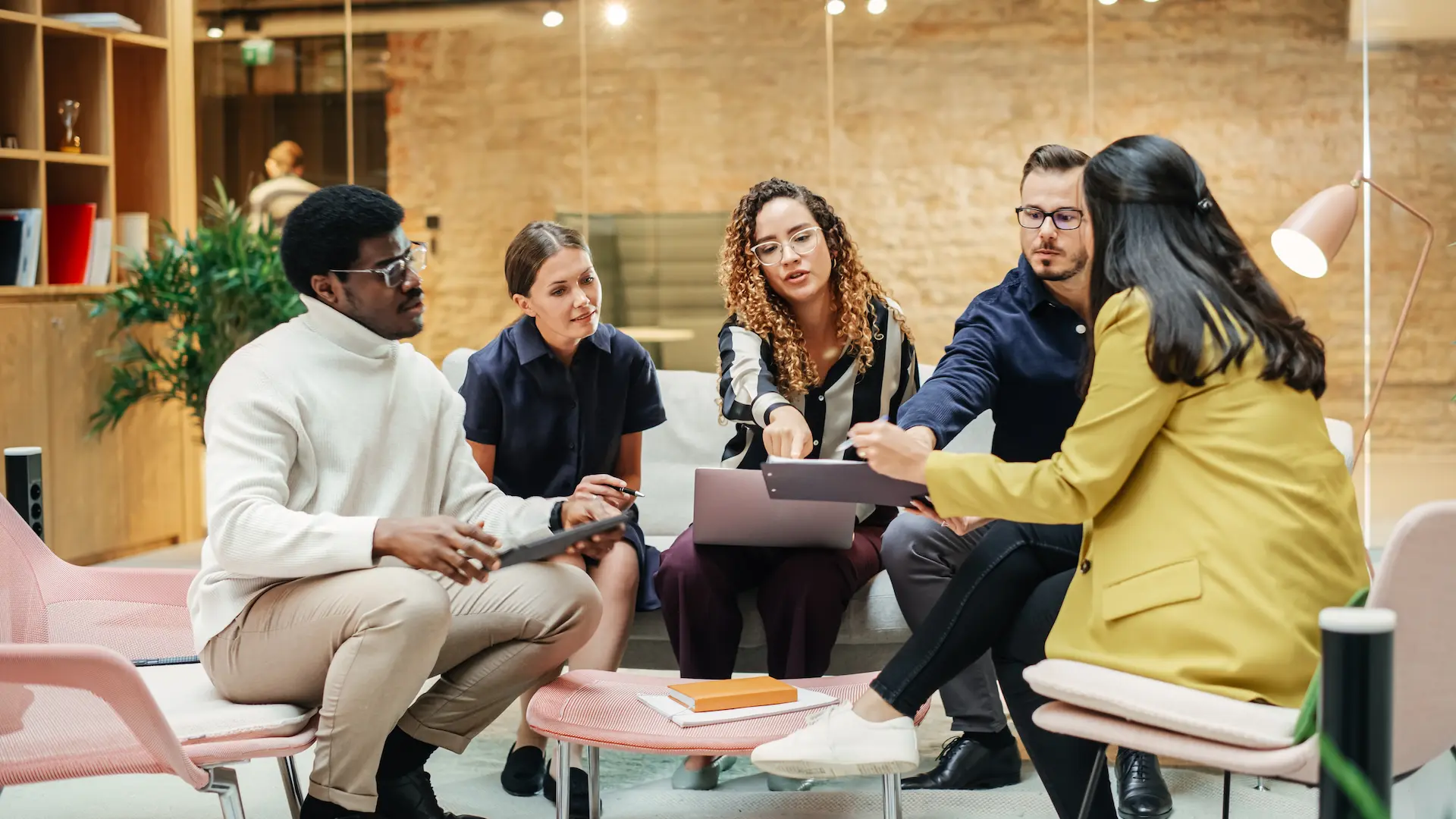 A team works together to solve problems, proposing ideas freely, regardless of job or title, given the non-hierarchical structure of the organization.